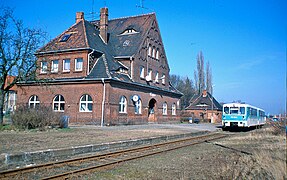 Triebwagen von Ziesar nach Güsen vor dem denkmalgeschützten Bahnhofsgebäude in den 1990er Jahren