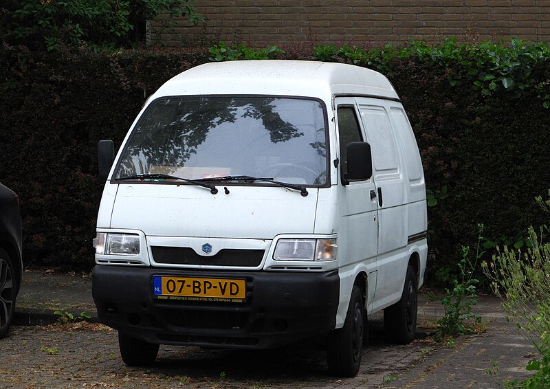 File:2004 Piaggio Porter 1.3.jpg