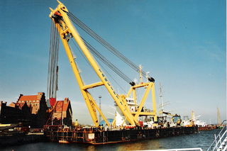 Floating sheerleg Floating water vessel with a crane built on shear legs