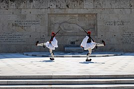 Cambio della guardia[14] davanti al Boulí ton Ellinon (il parlamento greco).