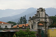 Main entrance to the church property. 2010.05.13.174225 Arco Iglesia San Francisco Antigua Guatemala.jpg