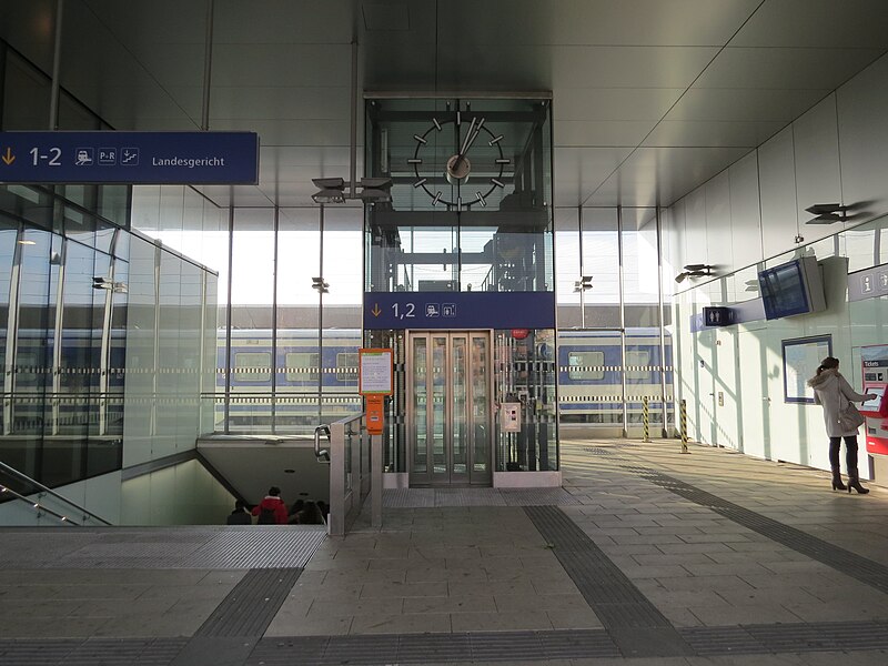 File:2017-11-16 (202) Train station elevator at Bahnhof Korneuburg.jpg