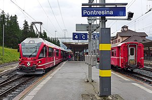 Kereta merah di pulau platform