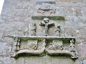 Locuon ː église Saint-Yon ː sculpture sur un mur extérieur représentant la Passion du Christ.