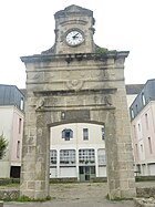 La Porte de la Glacière (1890) et son inscription à la mémoire des Français libres embarqués le 18 juin 1940 sur le Trébouliste