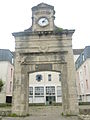 Douarnenez : la Porte de la Glacière (1890) et son inscription à la mémoire des Français libres embarqués le 18 juin 1940 sue le Trébouliste