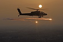 Un AH-64D dell'U.S. Army mentre lancia flare per protezione contro i missili a guida infrarossa.