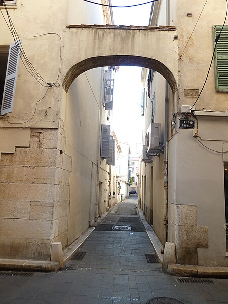 File:ANTIBES - Rue Thuret - Arcade.jpg