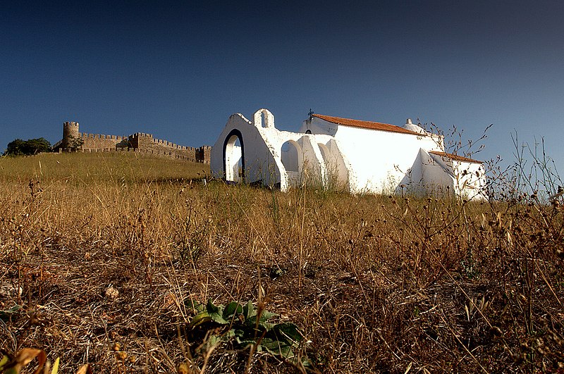 File:A capela e o castelo.jpg