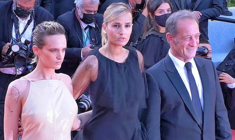 File:Agathe Rousselle, Julia Ducournau, Vincent Lindon at Cannes 2021 closing ceremony.jpg