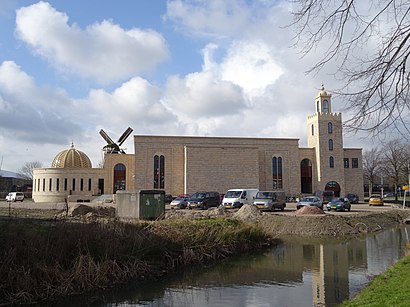 Hoe gaan naar Moskee Al Hijra met het openbaar vervoer - Over de plek