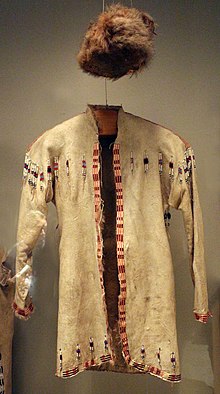 Aljaška, copricapo e giacca in pelle di caribù, da ingalik athapaskans e dal fiume yukon.jpg