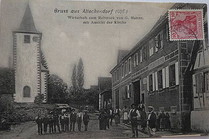 vista de uma praça de aldeia