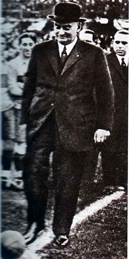 President Alvear kicks off the inaugural match at Boca Juniors stadium. 1924 effectively made him the referee in disputes among the numerous UCR factions. Alvear da el puntapie inicial.jpg