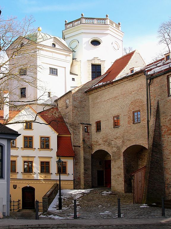 http://upload.wikimedia.org/wikipedia/commons/thumb/6/6d/Am_Roten_Tor_1_Augsburg.JPG/576px-Am_Roten_Tor_1_Augsburg.JPG