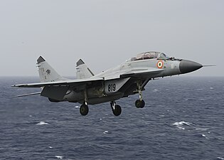 En indisk MiG-29K landar på det amerikanska hangarfartyget USS Nimitz.