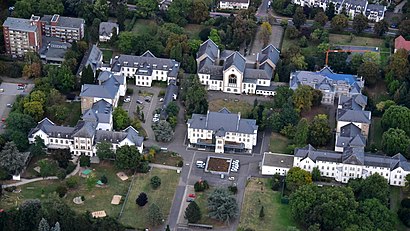 So kommt man zu Rhein-Mosel-Fachklinik Andernach mit den Öffentlichen - Mehr zum Ort Hier