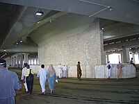 El jamarah (pilar) más grande. Estos pilares representan los males en el islam y los devotos los apedrean.