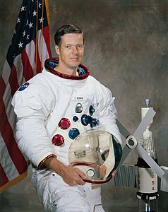 L'astronaute Joseph Kerwin portrait.jpg