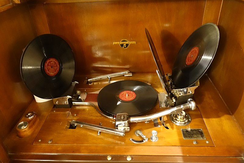 File:Auto-changer ARG-952, Nippon Columbia Co. Ltd., Japan, undated - Kanazawa Phonograph Museum - Kanazawa, Japan - DSC00981.jpg