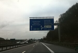 Hinweisschild am Autobahndreieck Saarlouis aus Richtung Luxemburg