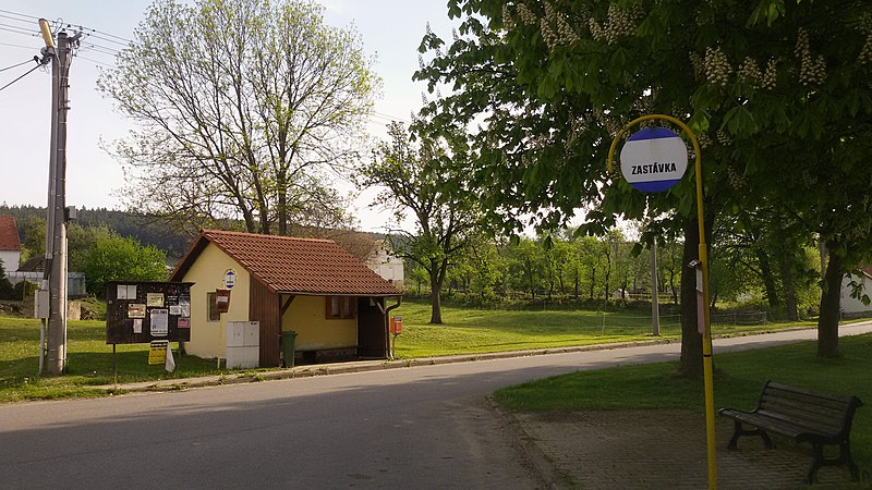 File:Autobusová zastávka, Radějovice.jpg