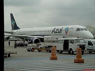 File:Avião da Azul PR-AYK no Aeroporto Internacional de São Paulo-Guarulhos  (GRU Airport). O avião Embraer E-195 com matrícula PR-AYK foi nomeado pela  Azul de Diamante Azul. Sua designação original era - panoramio.jpg 