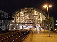 Bahnhof Berlin-Alexanderplatz bei Nacht (6245212490).jpg