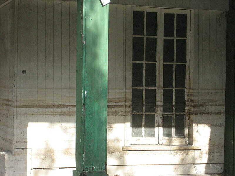 File:BanksStPlantationHouse8Jan2008FloodlinesWindow.jpg