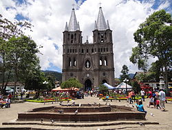 Basílica Menor de la Inmaculada Concepción. Jardín. Colombia.JPG