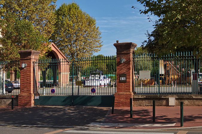 English: Entry of the dry dock on the Canal du Midi, in Toulouse. Français : Entrée du bassin de radoub du Canal du Midi, à Toulouse.