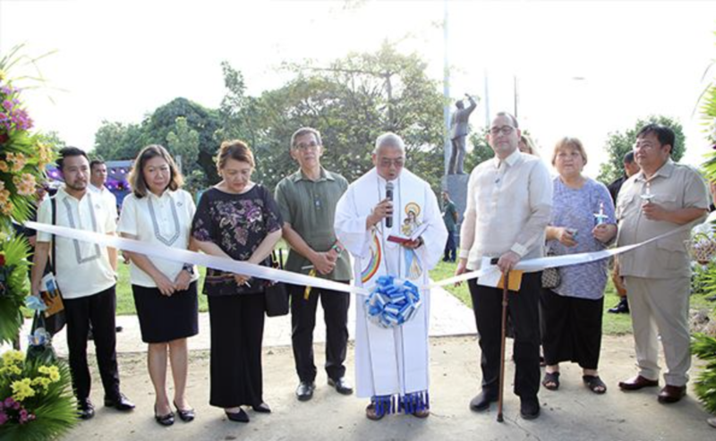 File:Blessing of the Liwasang Diokno, with Chel Diokno, Maris Diokno and family, and Chito Gascon.png