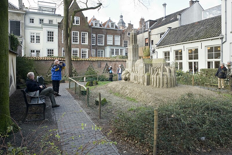 File:Bouwfragmenten, afkomstig van de Domkerk en te vinden in Flora's Hof, achter de Domtoren - Overzicht uit het zuidoosten met (tijdelijk) zandsculptuur van de Domkerk - Utrecht - 20416119 - RCE.jpg