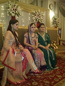 Pakisztáni menyasszony (középen)