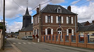 La mairie-école et la façade en carrés de silex de l'église