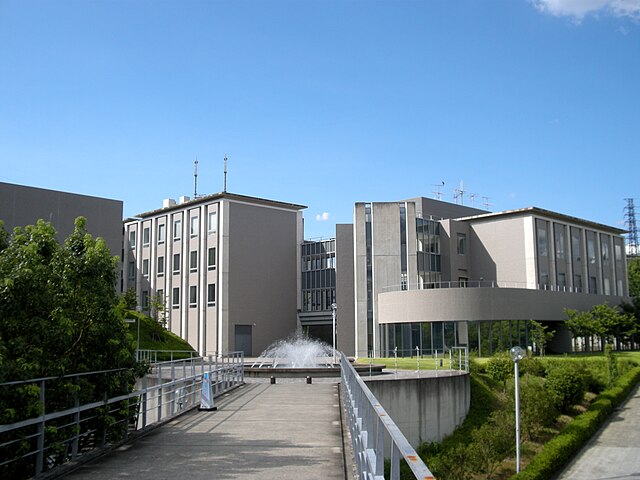 640px-Buildings_and_Fountain_at_Kansai_University_(Faculty_of_Informatics).JPG (640Ã480)