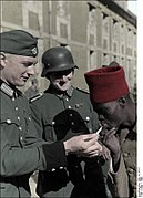 Fange og vakter Foto: Bundesarchiv, Bild 121-0417 / CC-BY-SA 3.0