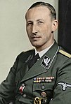 Heydrich i grå SS-uniform med Allgemeine-SS:s gradbeteckningar vilka bars av SS-generalitetet till 1942.