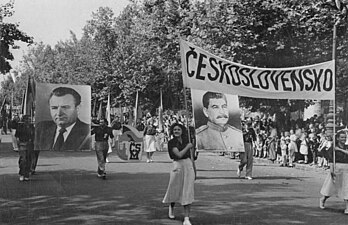 1949年在匈牙利布達佩斯慶祝國際兒童節的捷克斯洛伐克代表團舉著哥特瓦爾德（左）和斯大林（右）的肖像