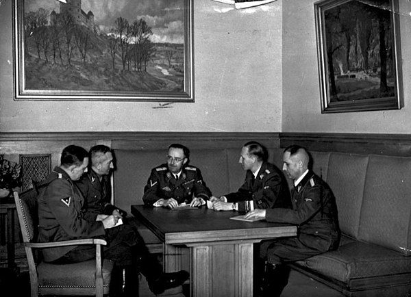 Himmler (centre) in conference with Huber, Nebe, Heydrich, and Müller, (left to right) in November 1939