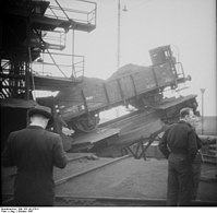 Descargador de coches en el puerto de Duisburg