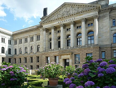 Die Bundesrepublik Deutschland ist ein kooperativ-föderalistischer Bundesstaat[216] mit einer sozialen Marktwirtschaft (Bundesratsgebäude in Berlin).