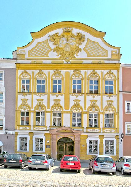 File:BurgHsn TaufkirchenPalais.jpg