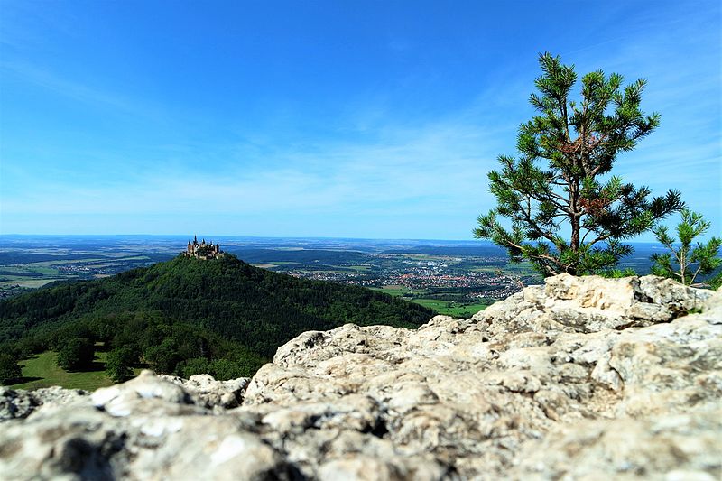 File:Burg Hohenzollern fotografiert vom Zeller Horn.JPG