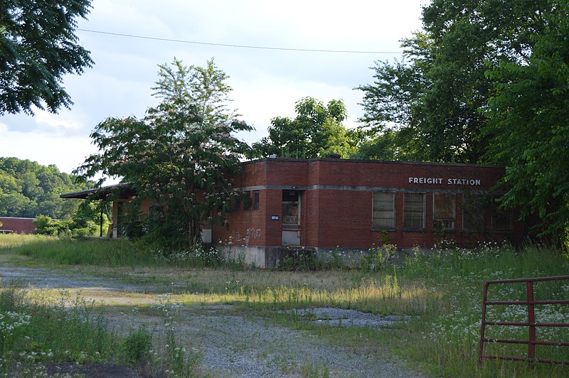 File:C&NW freight station, Lenoir.jpg