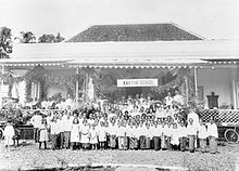 Opening of the Kartini School in Buitzenborg (Bogor) May 1915 COLLECTIE TROPENMUSEUM De opening van de Kartinischool op 2 mei 1915 in Buitenzorg in het huurhuis Panaragan 19. TMnr 60002656.jpg