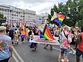 Drapeau arc-en-ciel "Progress" avec les couleurs des personnes intersexes, de la transidentité et de l'antiracisme, à Berlin en Allemagne en 2022.
