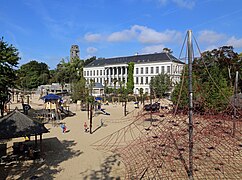 Spielplatz mit dem Schloss im Hintergrund