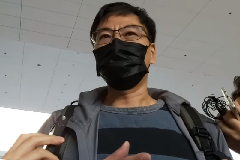 File:Chau Tsz Lok Father outside West Kowloon Court 20201116.png