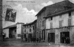 Chevrières, place de l'église en 1914, p 42 de L'Isère les 533 communes - Bonneton éditeur.tif